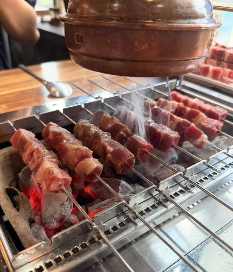 숯불에 돌아가며 익는 양꼬치