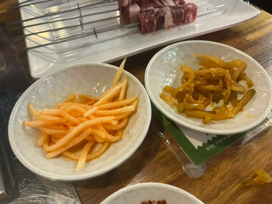 무생채와 짜사이 등 기본찬 상차림