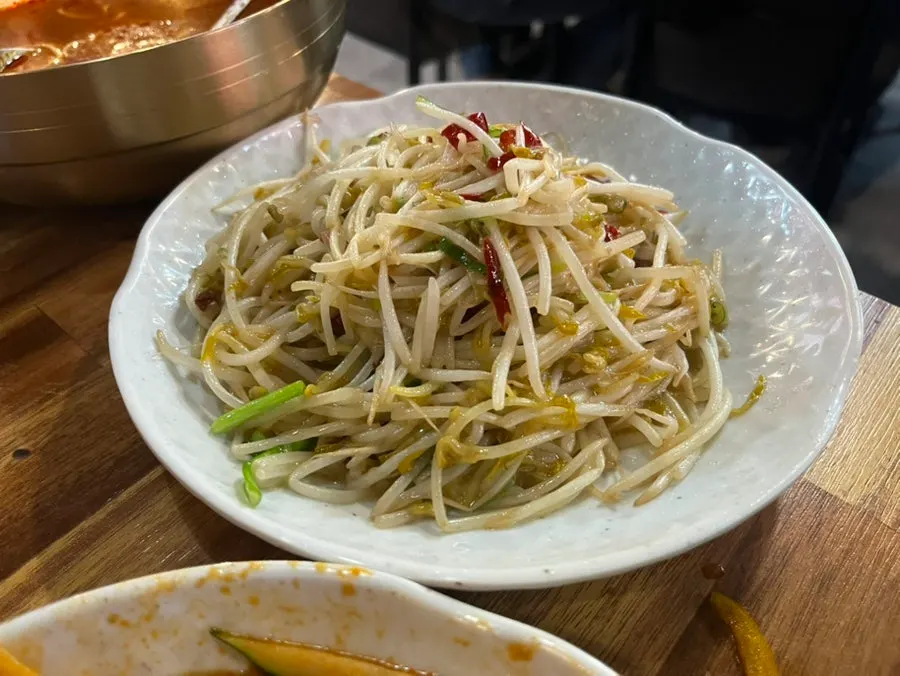 서비스로 받은 숙주볶음 한 접시