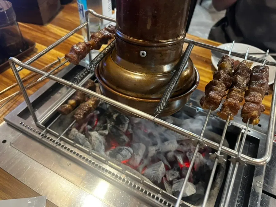 숯불 위에서 구워지는 양꼬치