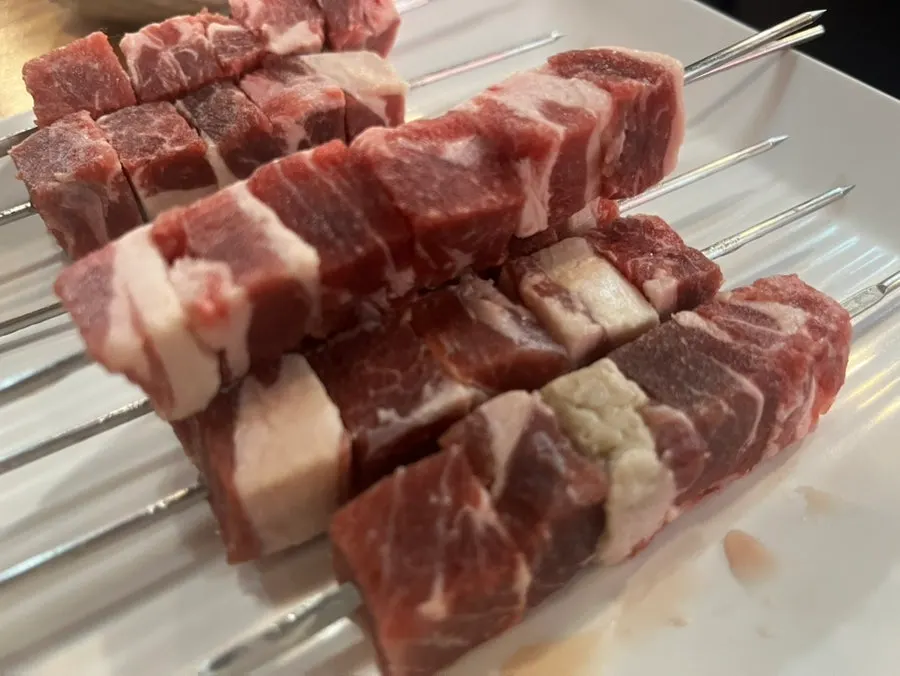 노릇하게 익은 숯불 양꼬치