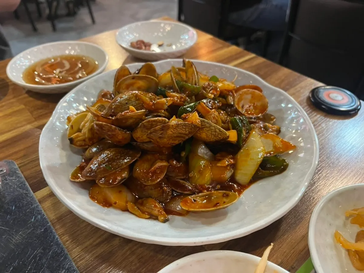 바지락이 가득한 매콤바지락볶음