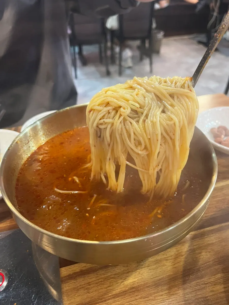 놋그릇에 담겨 나온 얼큰한 옥수수온면