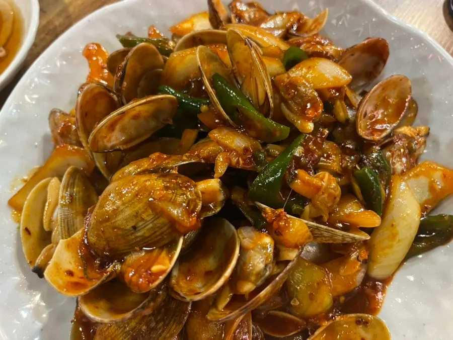 양꼬치와 중화요리가 함께 차려진 술상