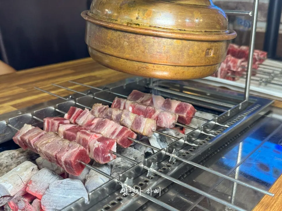 꼬치가 올라간 양꼬치 숯불 그릴