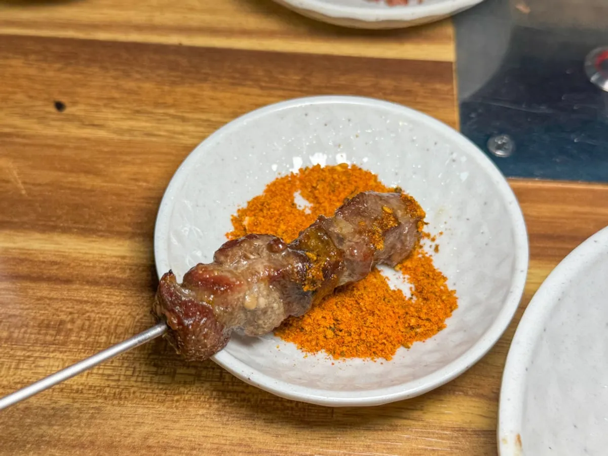 쯔란 묻힌 잘 익은 양꼬치