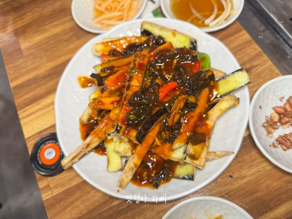 양꼬치와 맥주가 놓인 테이블
