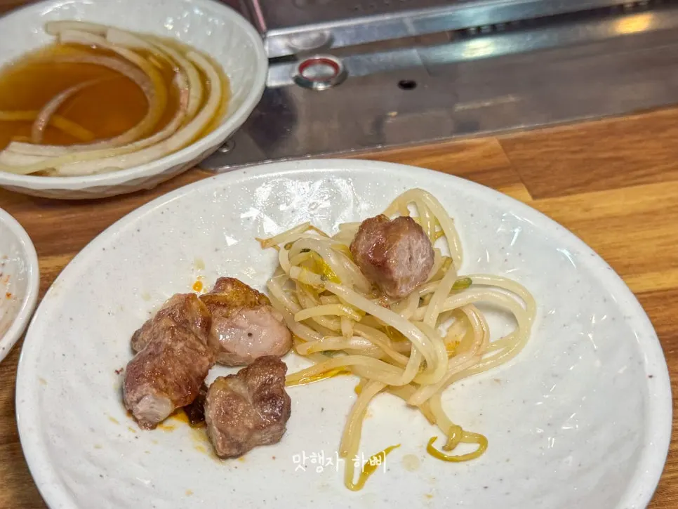양꼬치와 어향가지로 차려진 마무리 상차림