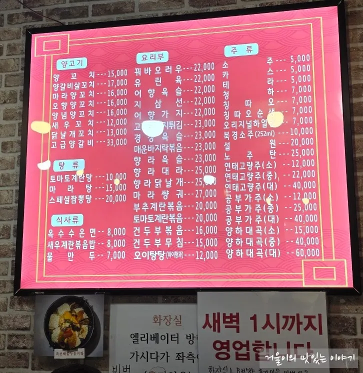 넓은 테이블이 있는 매장 내부