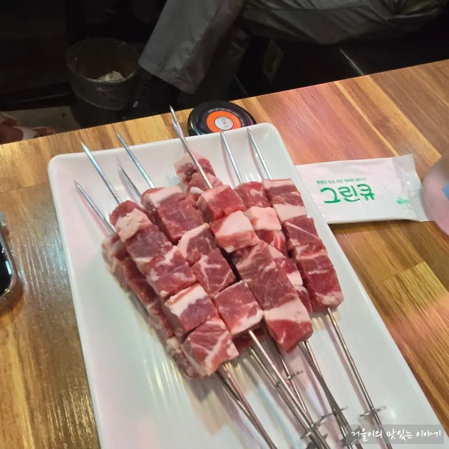 테이블에 설치된 숯불 화로