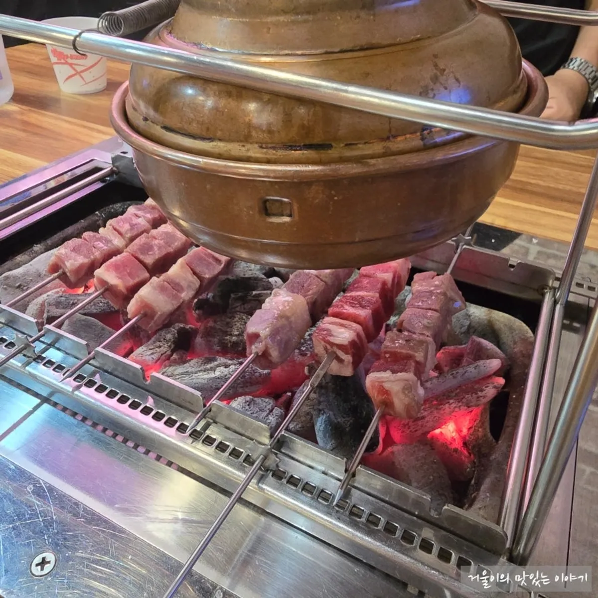 숯불에 굽기 전 양꼬치