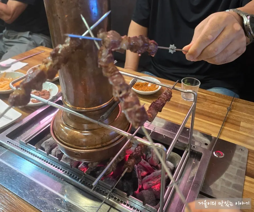 신선하게 나온 갈비살 꼬치