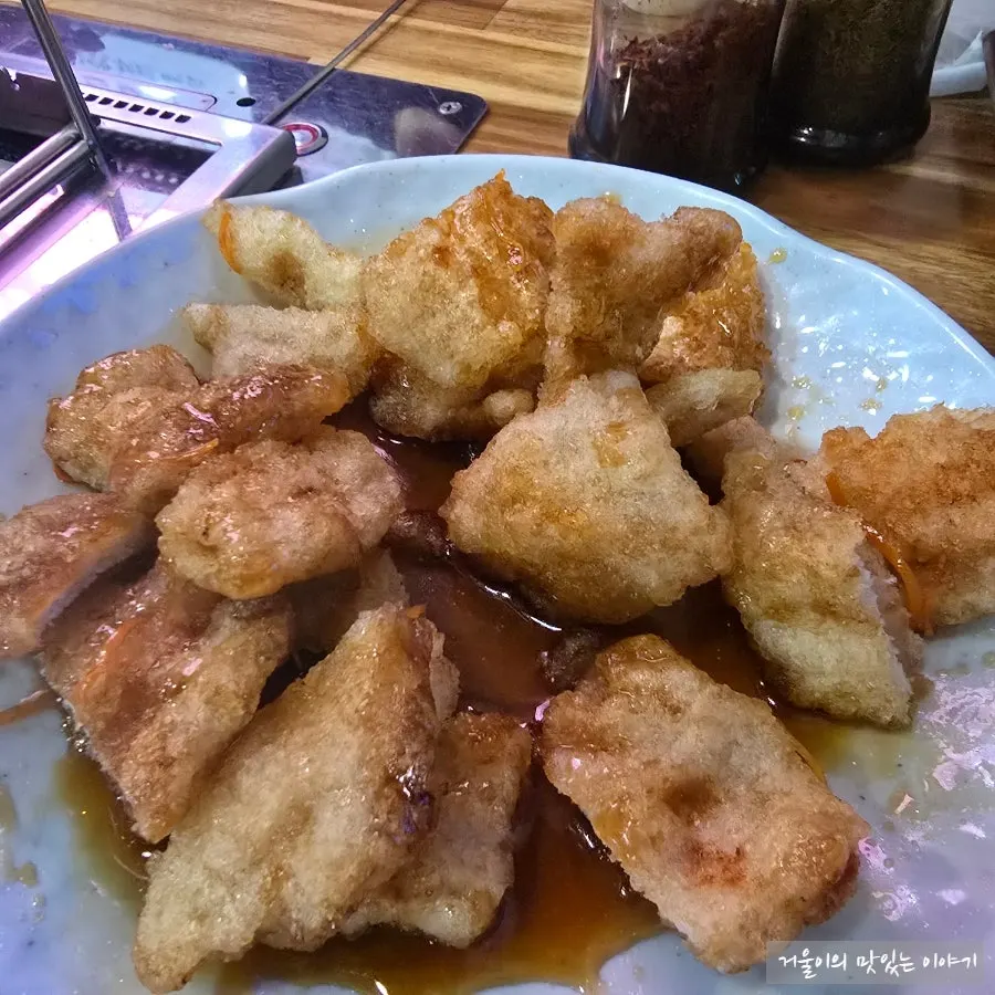 숯불 양꼬치 식사 장면