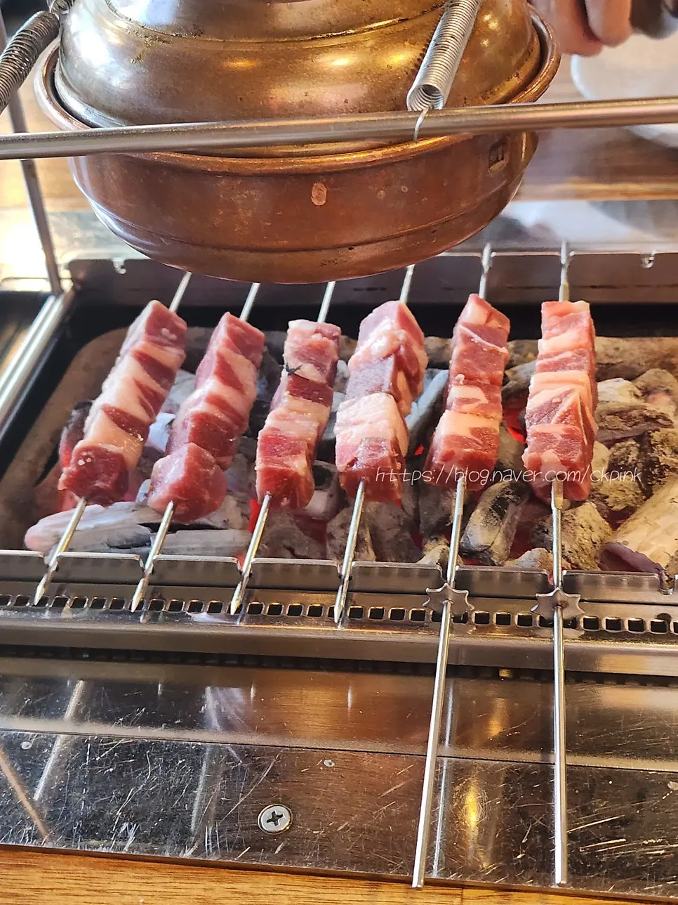 자동 회전 불판 홈에 꽂은 양꼬치