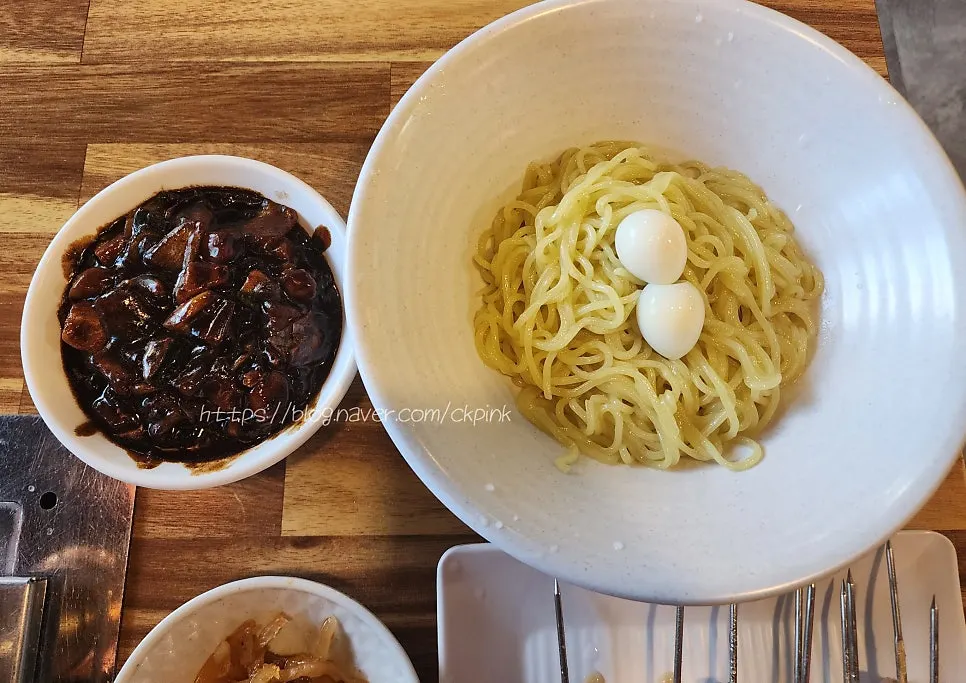 노릇하게 구워진 양꼬치 구이