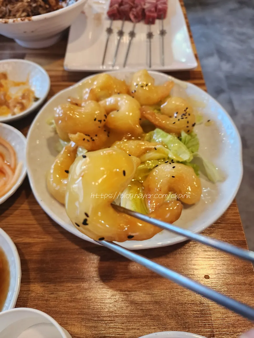 양상추 위에 올려진 크림새우