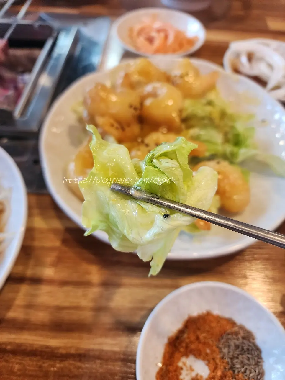 마요 소스를 올린 크림새우 접시