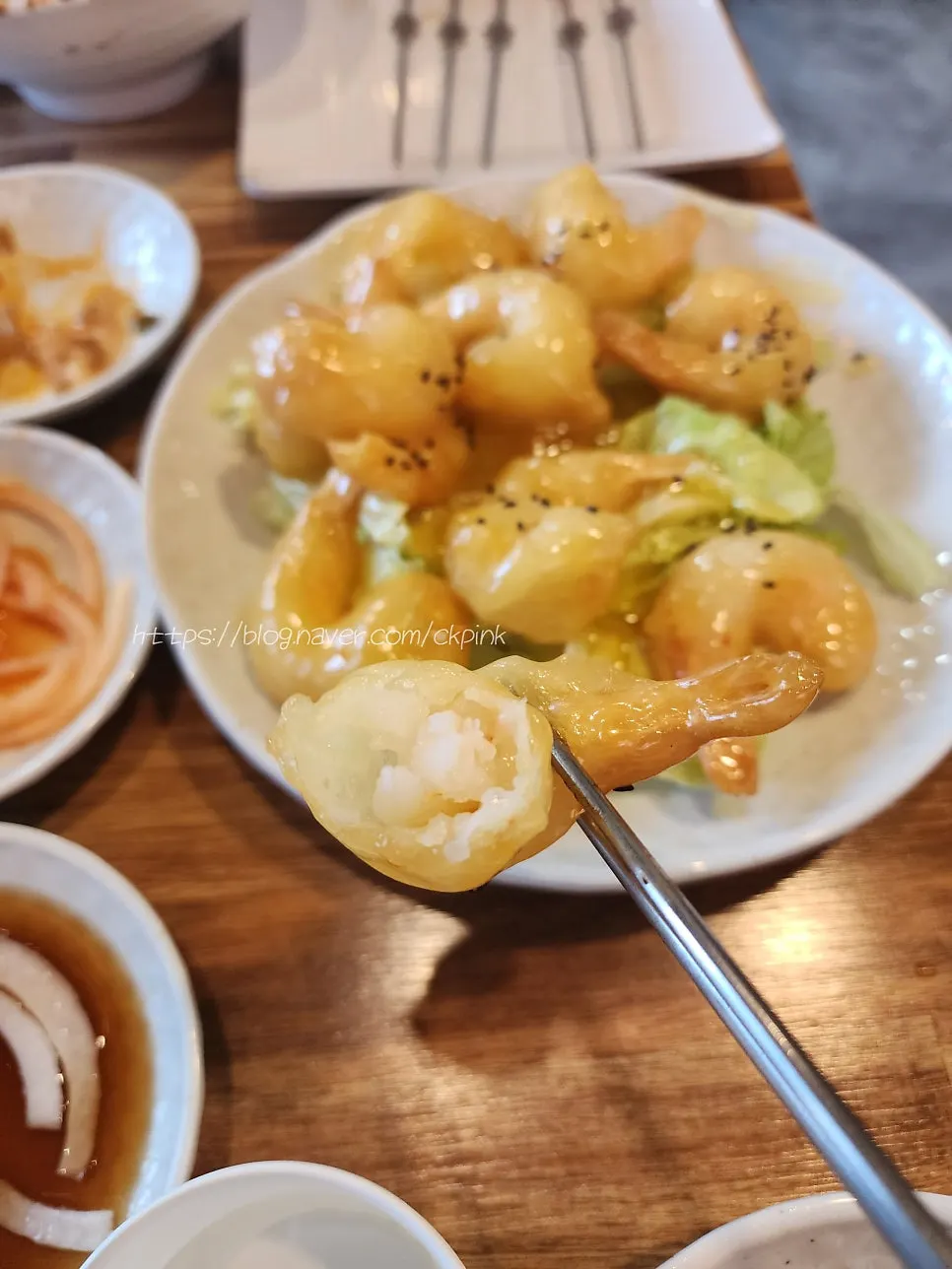 한 입 크기로 집어든 크림새우