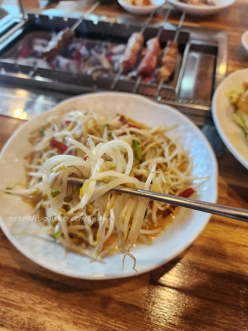 숙주볶음과 양꼬치를 함께 놓은 상차림