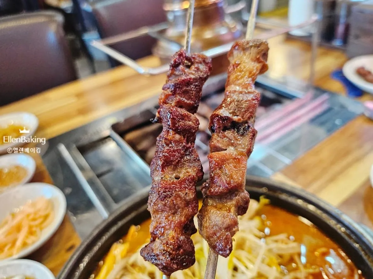 자동 회전 기계에서 노릇하게 익는 양꼬치