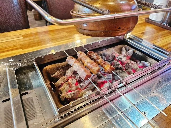 쯔란가루에 찍어 먹는 다 구워진 양꼬치