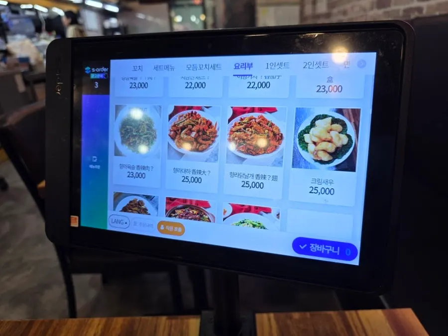 테이블 태블릿 주문 화면과 다양한 중화요리 메뉴