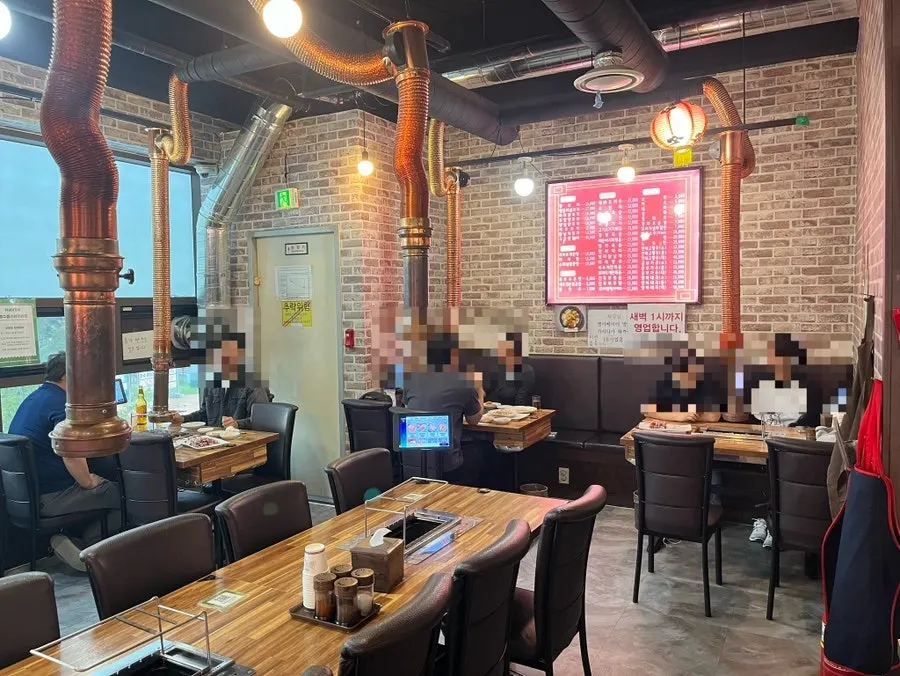 Dining hall full of customers on a weekday evening