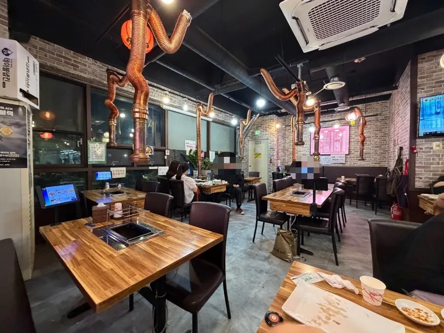 Restaurant seating after customers had left