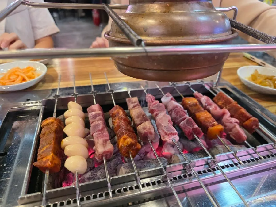 푸짐하게 차려진 양꼬치 상차림