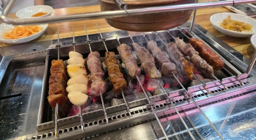 회전 불판에서 돌아가며 구워지는 양꼬치