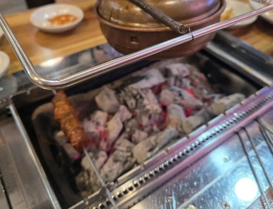 노릇하게 구워지는 양꼬치 클로즈업