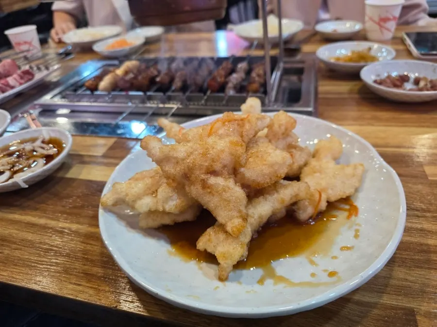 시즈닝에 찍어 먹는 양꼬치