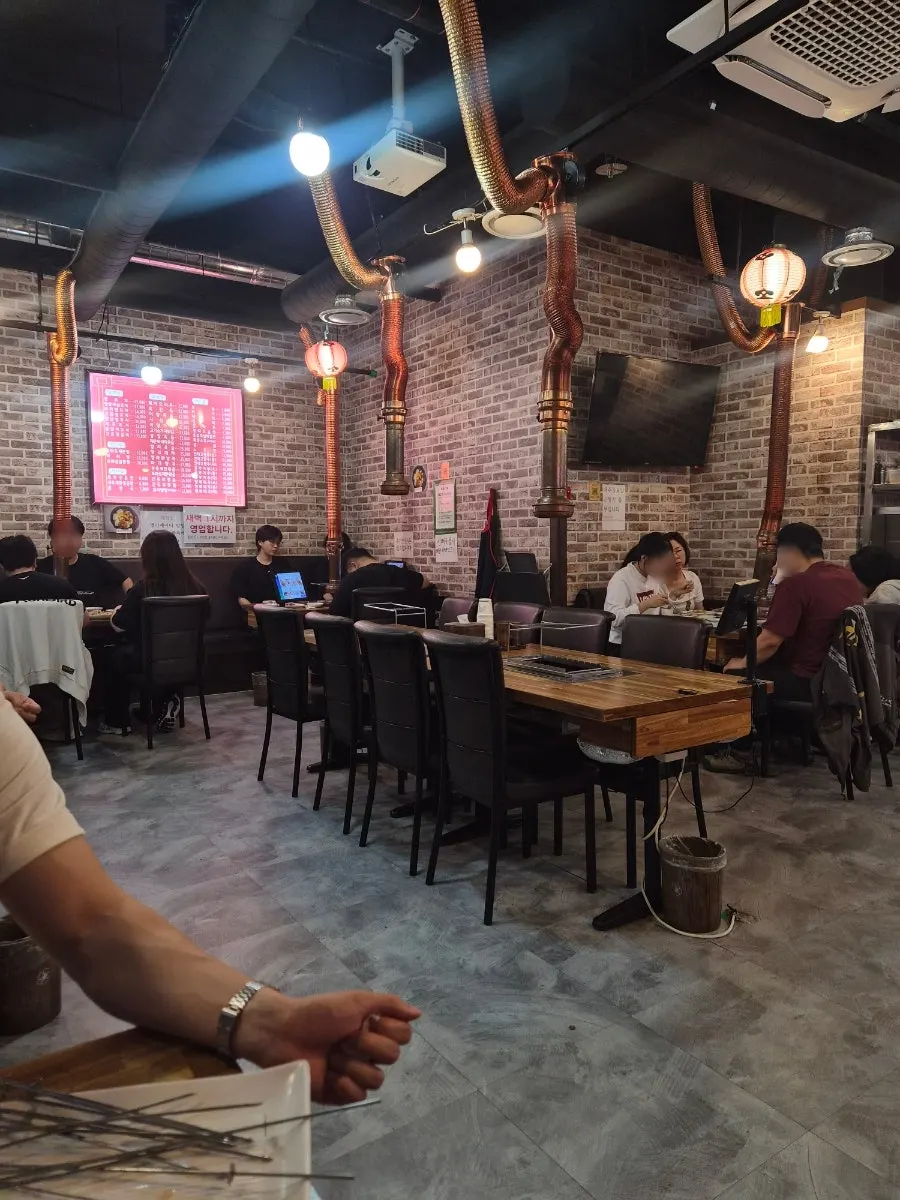 좌석 간격이 여유로운 홀 테이블