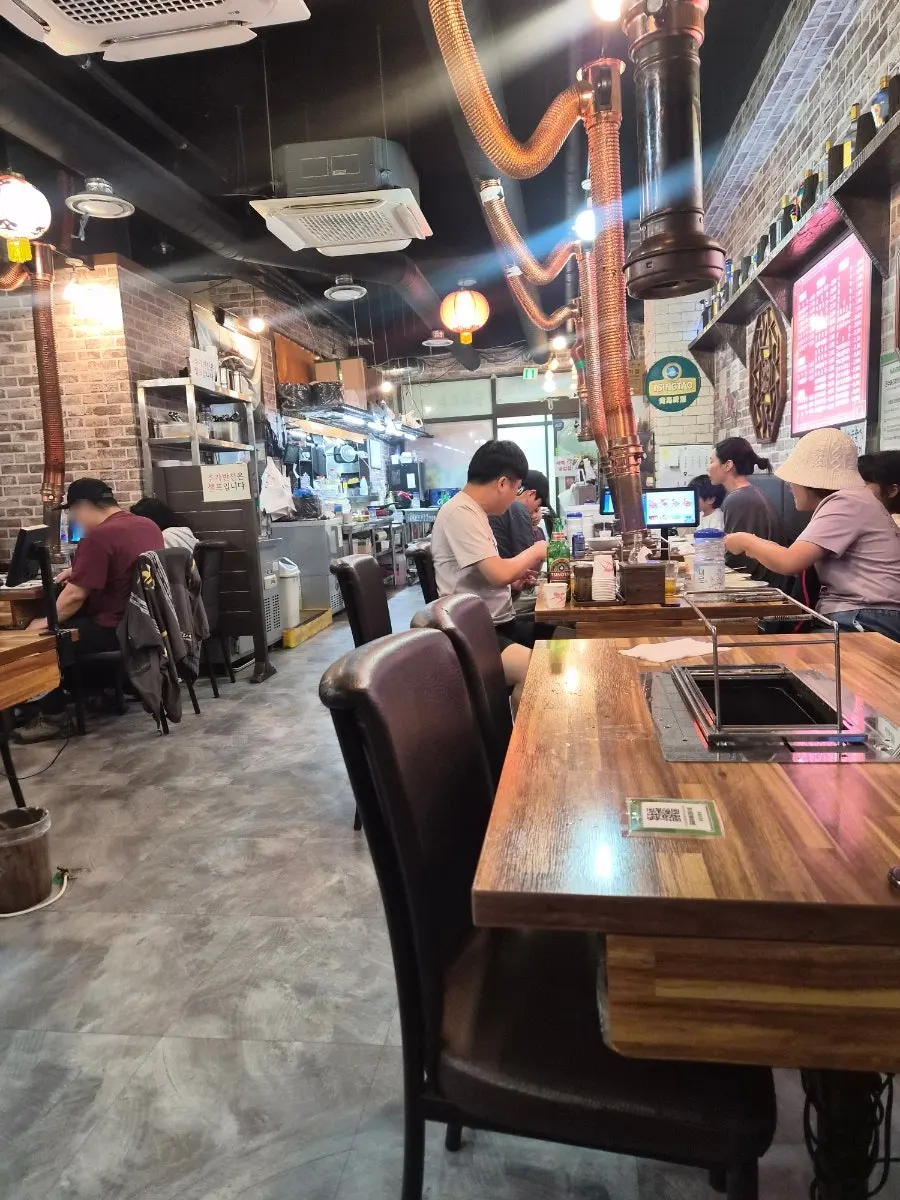 에어컨과 환기 설비가 갖춰진 매장 좌석