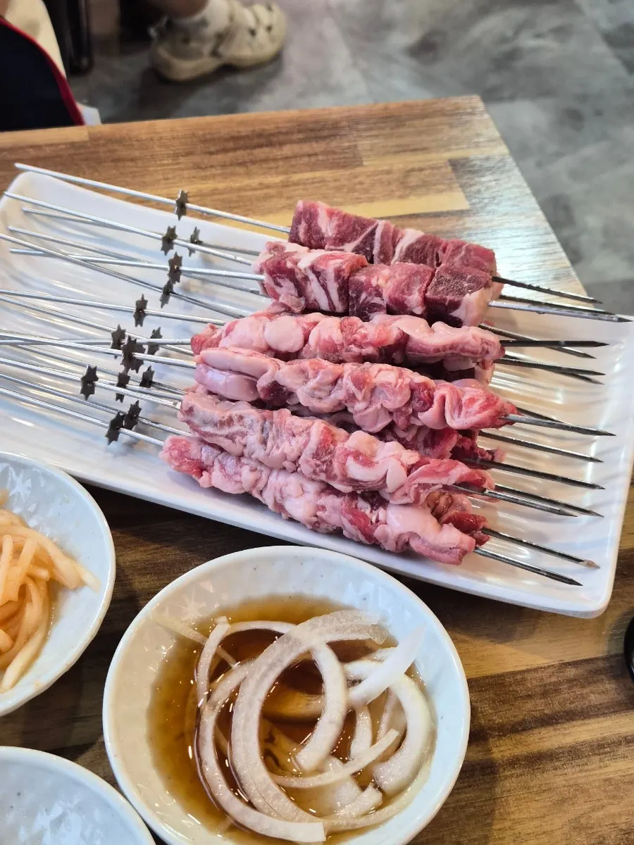 살이 오동통한 양꼬치와 양갈빗살 꼬치