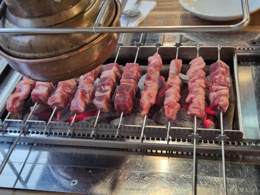 불판에 올린 양꼬치와 양갈빗살