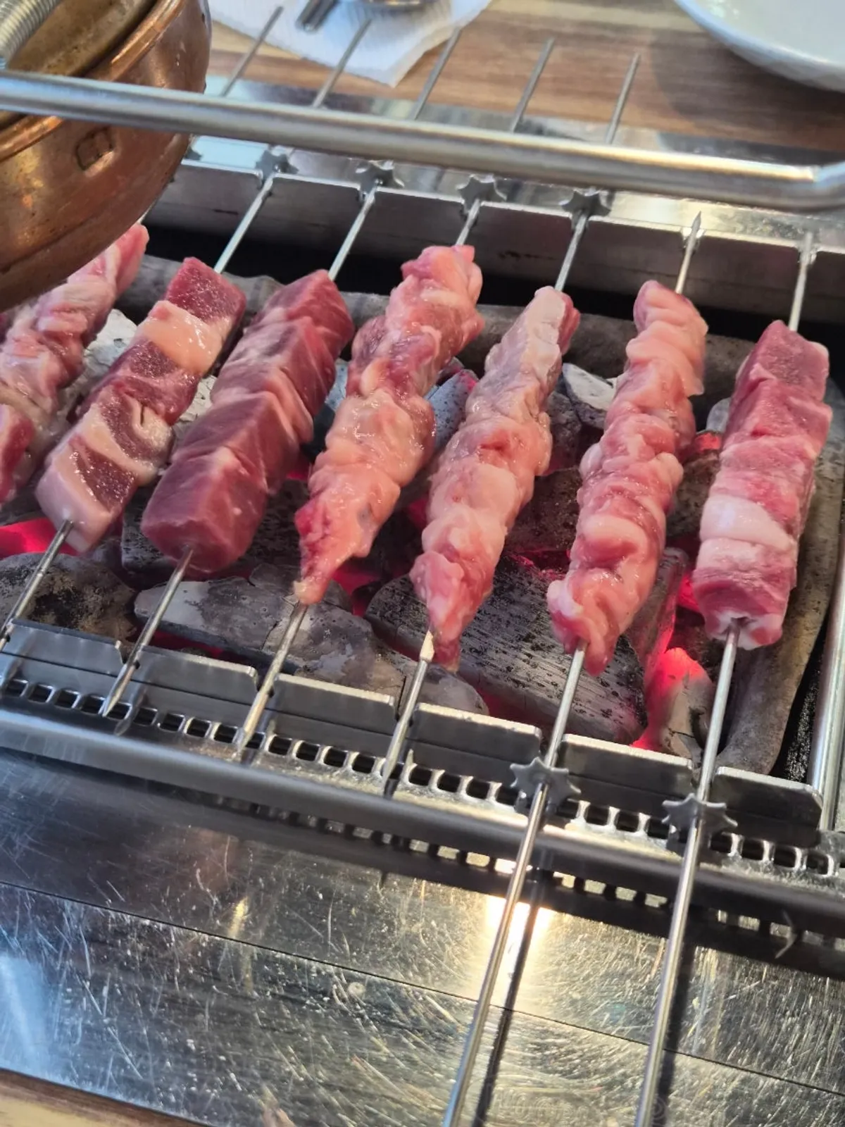 숯불향이 입혀지며 구워지는 양꼬치