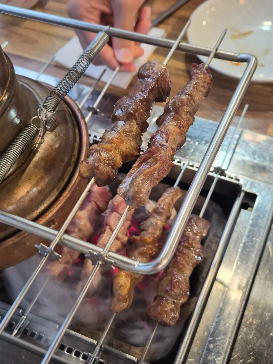 다 익은 꼬치를 불판 위에 올려둔 모습