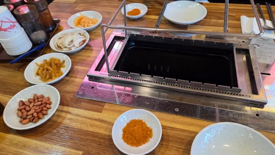 양꼬치집 기본 상차림과 반찬