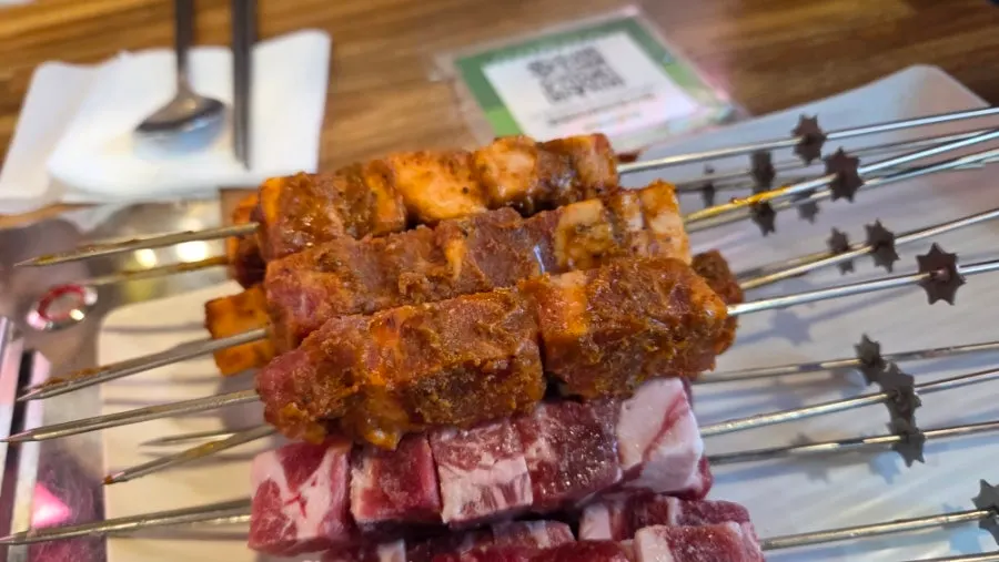 숯불 위에서 돌아가는 기본 양꼬치