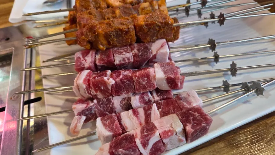 노릇하게 익어가는 양꼬치 클로즈업