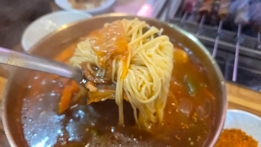 숯불 위 양꼬치와 마라양꼬치