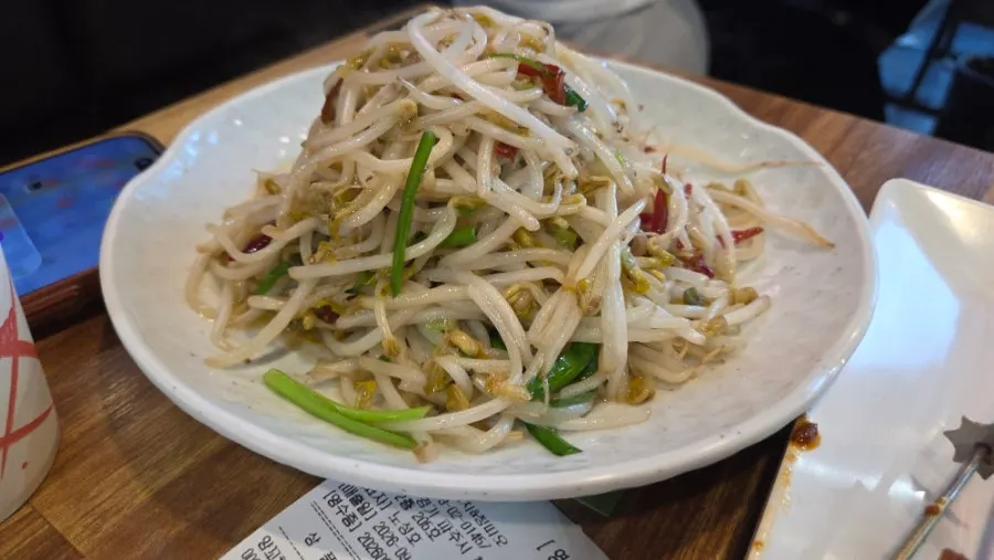 양꼬치와 사이드 메뉴가 함께 놓인 테이블