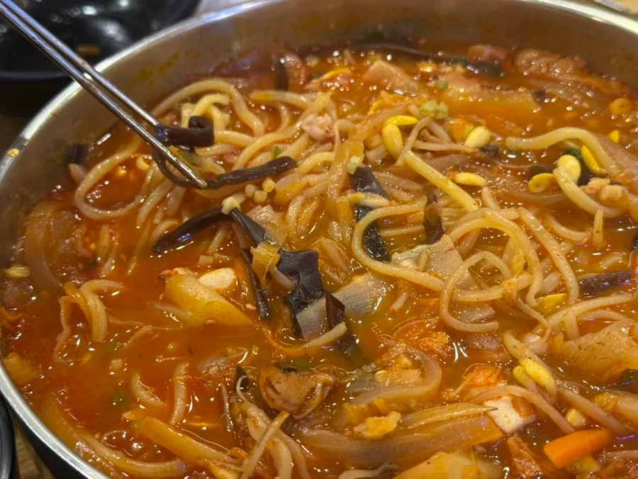 Jjamppong broth and noodles