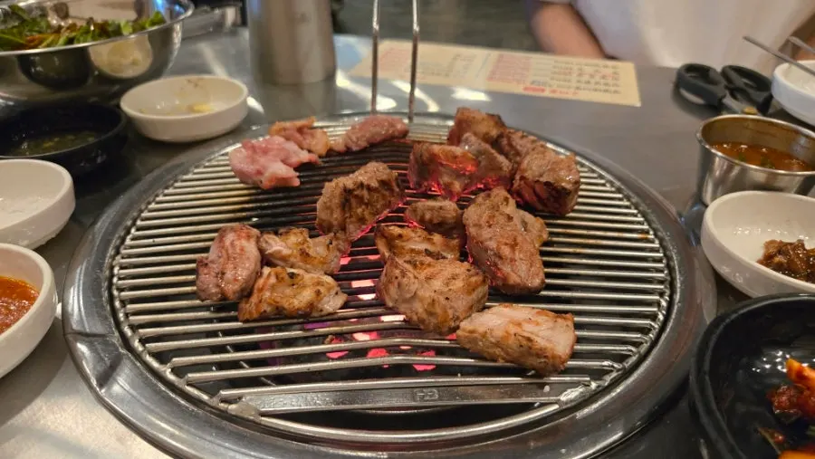 Pre-grilled meat showing its juices and smoky flavor