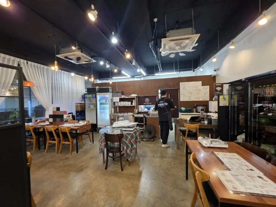 Interior of Eomma-ui Ttuksim with wood tables