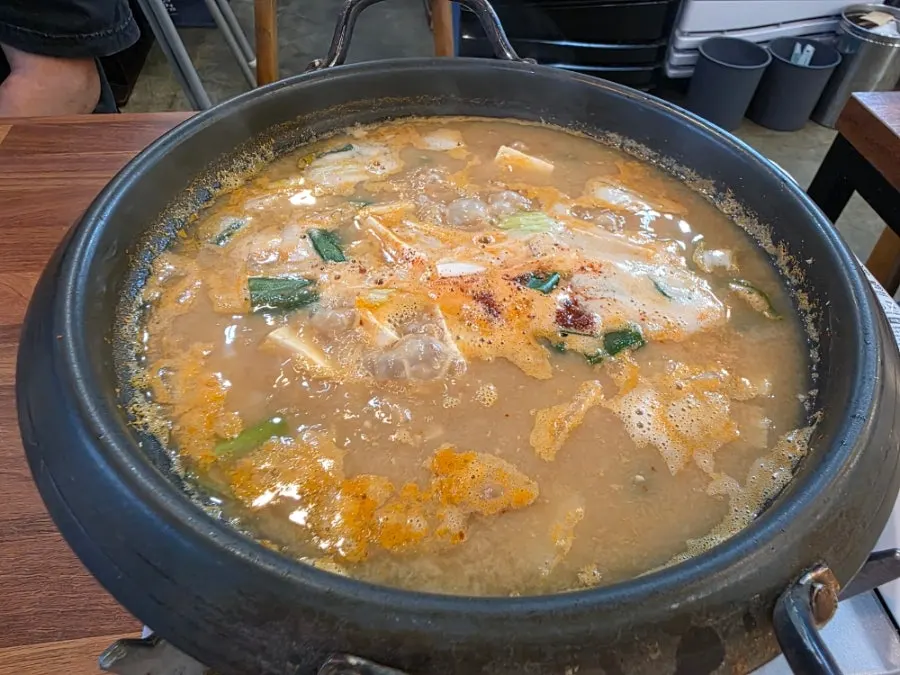 Bubbling cheonggukjang with tofu and zucchini