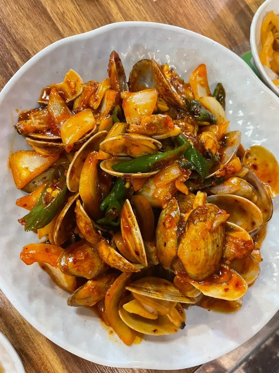 A plate of spicy stir-fried clams