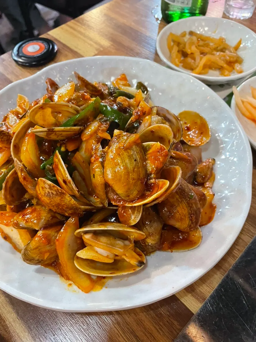Close-up of the spicy stir-fried clams