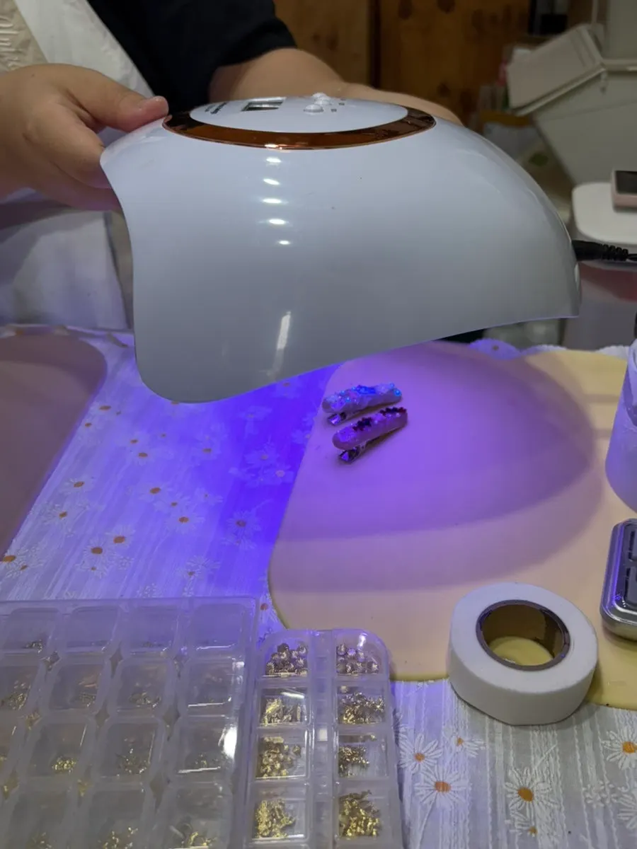 Hairpin placed in the gel curing machine